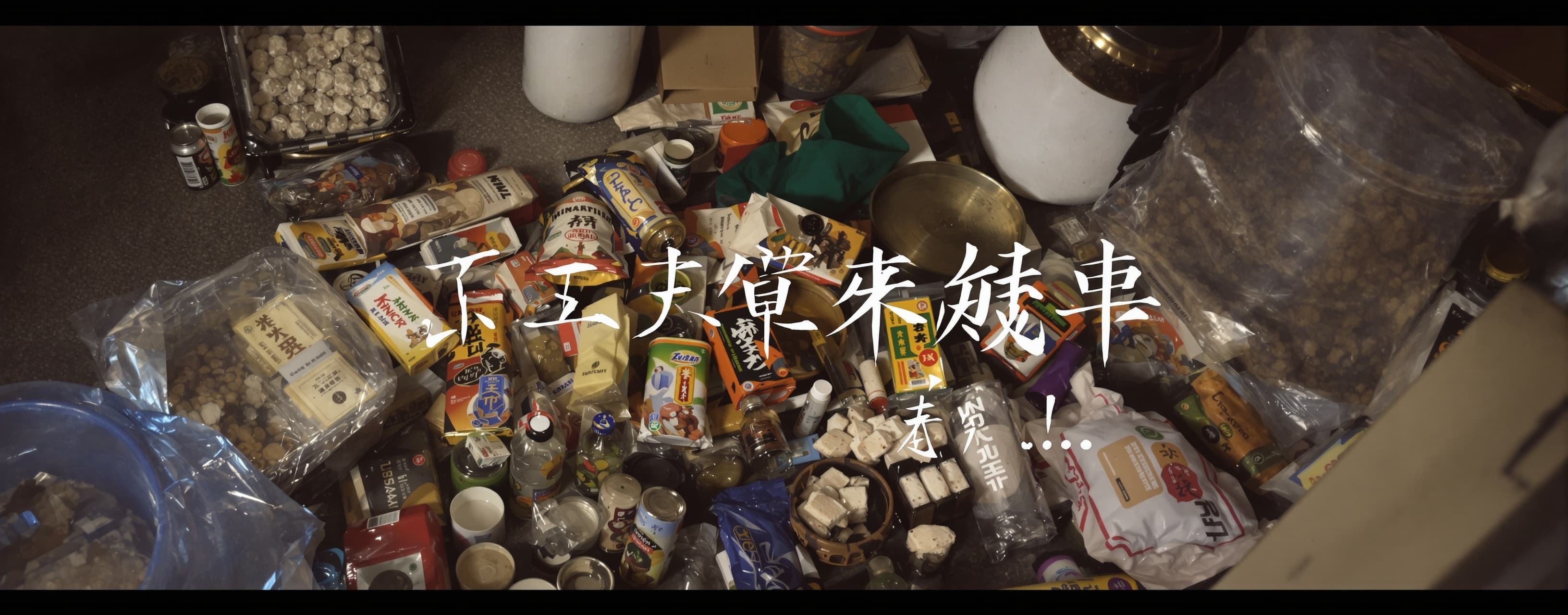 生成一个体素风格的香港维多利亚港数字沙盘。

要求使用极其精细的体素还原香港维港真实城市风貌，包括两岸城市布局、标志性建...