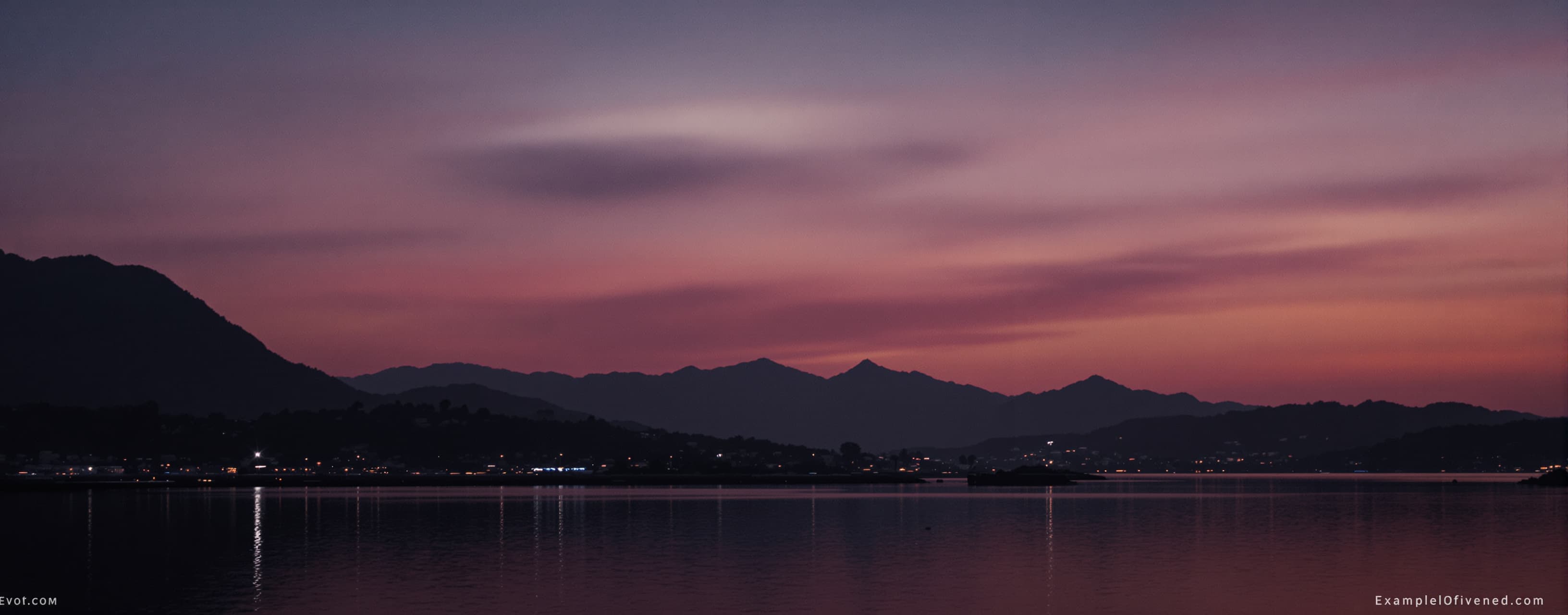 Altın bir ışıkla yıkanır bağlar,  
Tahta köprü beni dünüme b...