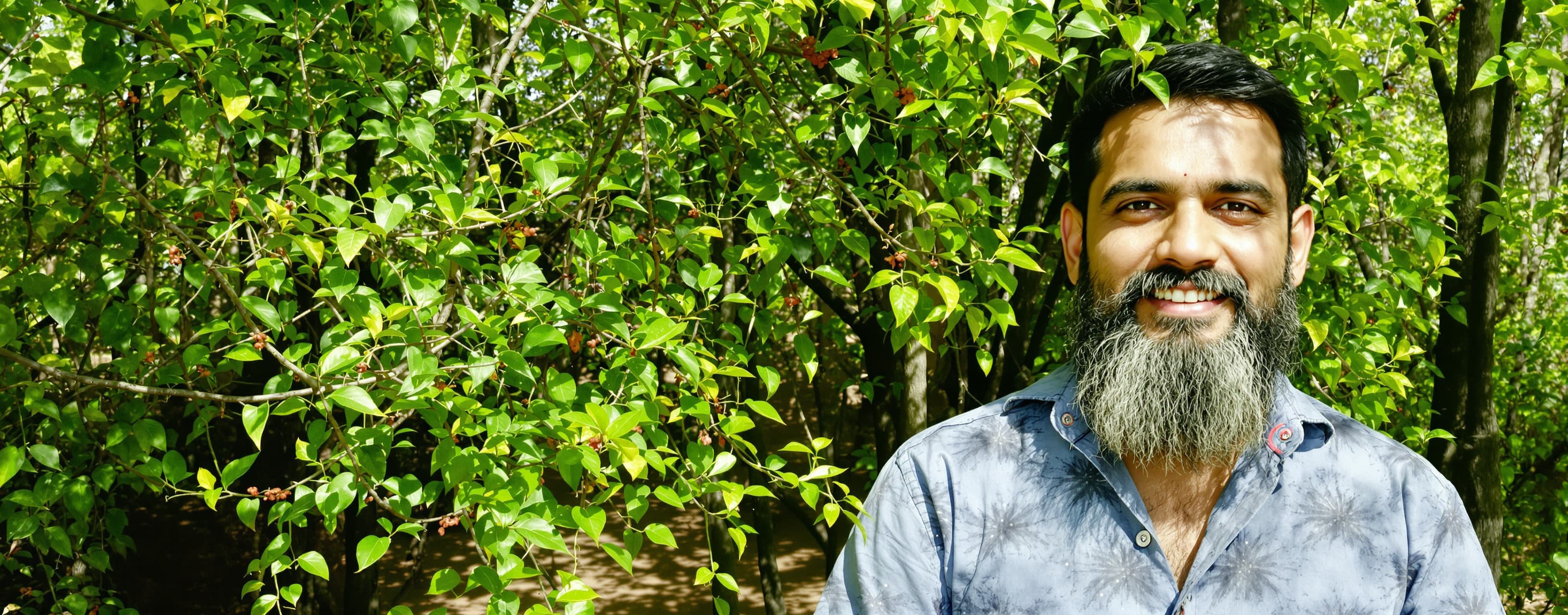 एक छोटे से गाँव में रामू नाम का गरीब किसान रहता था। वह सुबह ...